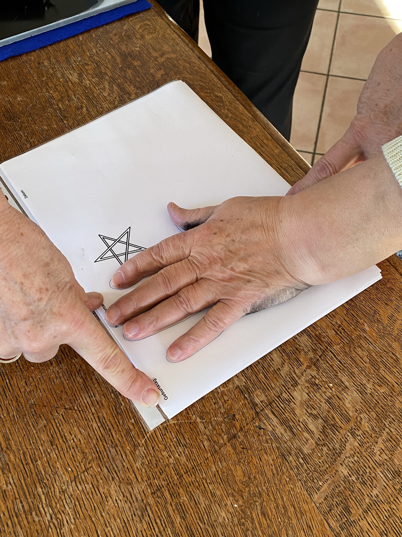 Papier oben u. unten festhalten