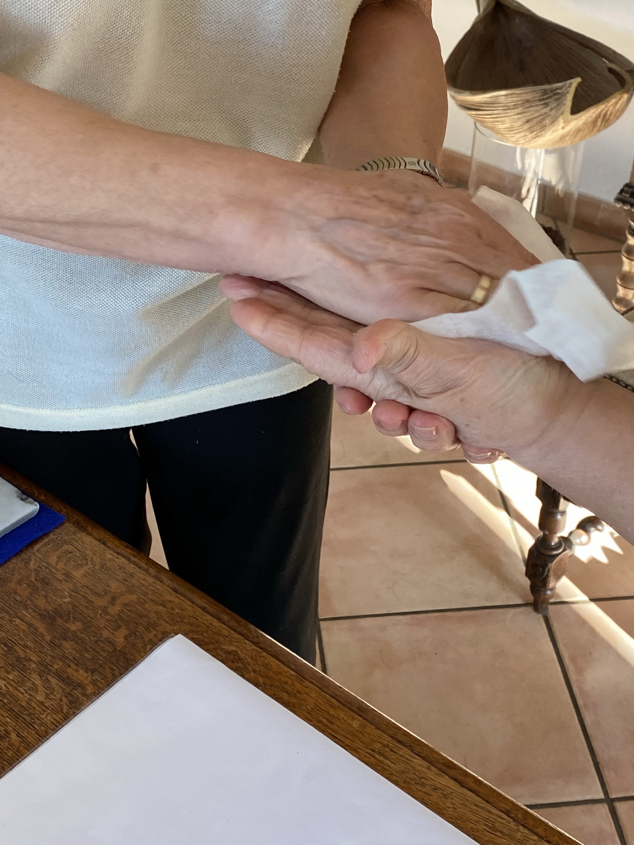 Hand feucht abwischen