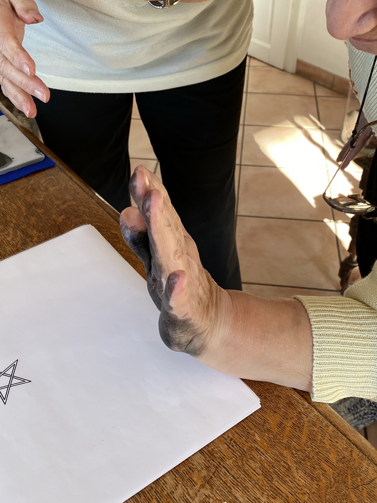 Hand für Abdruck in Stellung bringen
